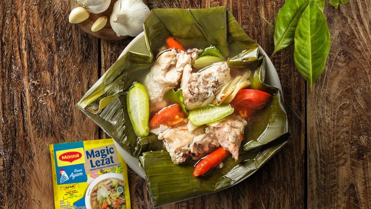 Seporsi garang asem khas Jawa Tengah yang disajikan dengan nasi hangat dan lalapan segar, menampilkan perpaduan rasa asam dan pedas yang sempurna